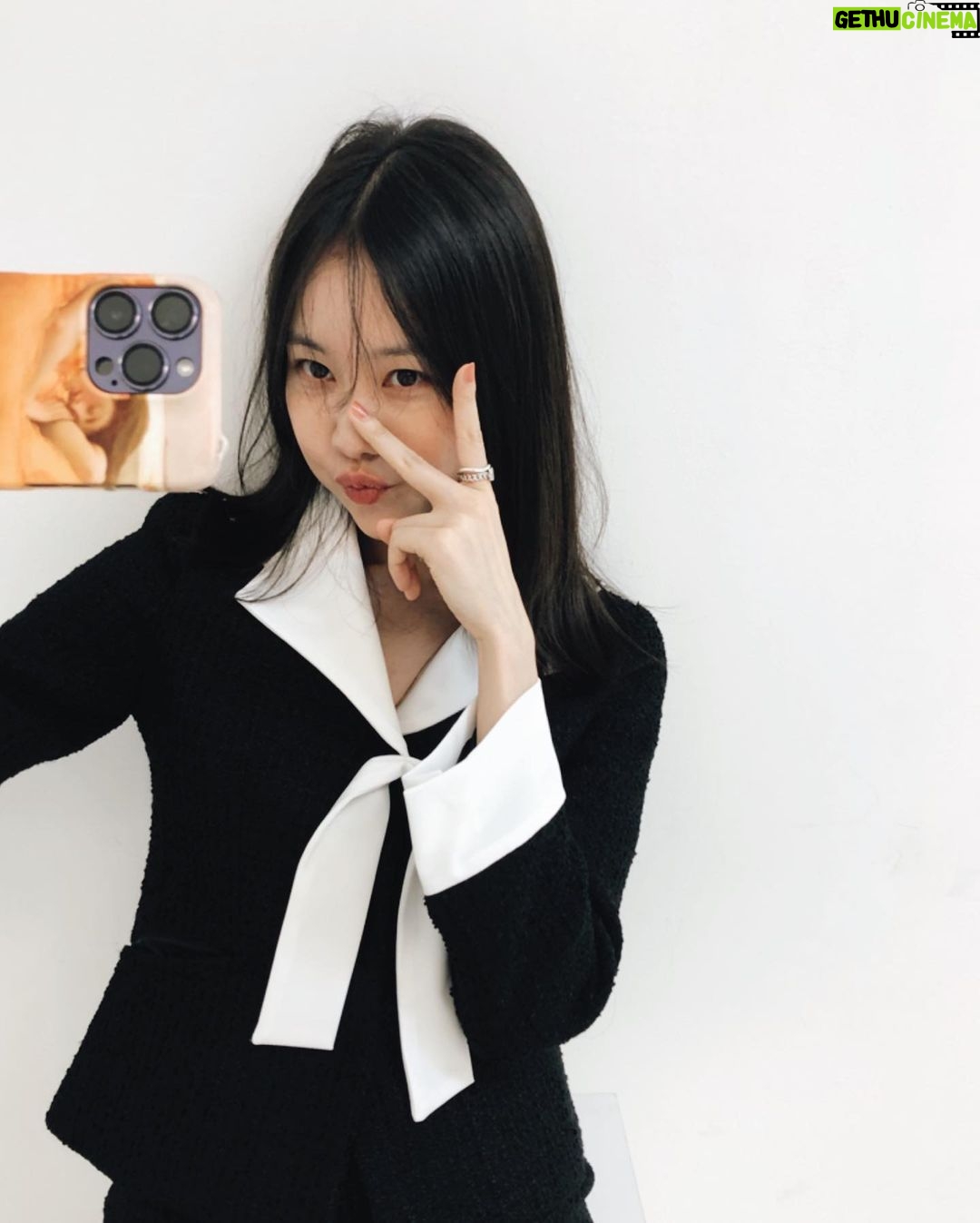 Kim Ye-won Instagram - with my 씽키 @ivanahelsinki_kr ✌🏻🤍🩶