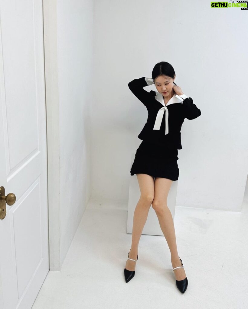 Kim Ye-won Instagram - with my 씽키 @ivanahelsinki_kr ✌🏻🤍🩶
