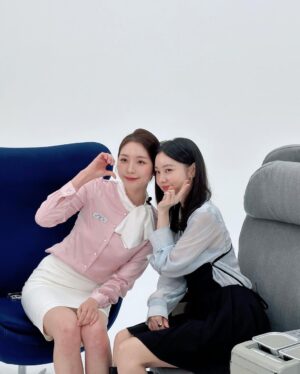 Kim Ye-won Instagram - 해피항공 첫 인터뷰 비행에 첫 승객이어서
너무 반가웠구 감사했습니다, ♥️
귀한 발걸음으로 시사회도 찾아주고
다정하고 귀엽고 따뜻한
인터뷰 시간을 만들어준 우리 해은씨,
너무 고마워요💁🏻‍♀️🤍
즐거운 인터뷰 였습니다🙏🏻

#치악산 #이토록보통의 
#해피해은 #해피항공 
#성무원 #김예원 👩‍👧🤍