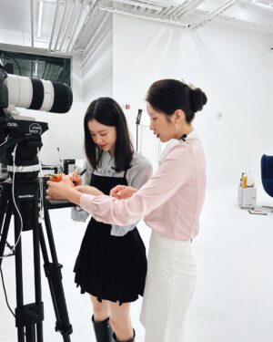 Kim Ye-won Instagram - 해피항공 첫 인터뷰 비행에 첫 승객이어서
너무 반가웠구 감사했습니다, ♥️
귀한 발걸음으로 시사회도 찾아주고
다정하고 귀엽고 따뜻한
인터뷰 시간을 만들어준 우리 해은씨,
너무 고마워요💁🏻‍♀️🤍
즐거운 인터뷰 였습니다🙏🏻

#치악산 #이토록보통의 
#해피해은 #해피항공 
#성무원 #김예원 👩‍👧🤍