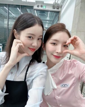 Kim Ye-won Instagram - 해피항공 첫 인터뷰 비행에 첫 승객이어서
너무 반가웠구 감사했습니다, ♥️
귀한 발걸음으로 시사회도 찾아주고
다정하고 귀엽고 따뜻한
인터뷰 시간을 만들어준 우리 해은씨,
너무 고마워요💁🏻‍♀️🤍
즐거운 인터뷰 였습니다🙏🏻

#치악산 #이토록보통의 
#해피해은 #해피항공 
#성무원 #김예원 👩‍👧🤍