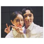 Kim Ye-won Instagram - 체감으론 마치 첫공 같았던 리허설부터 첫공, 2공, 3공까지 뮤지컬의 첫주가 지나갔어요. 사랑하는 관객 여러분, 이보통의 예쁘고 찬란한 시작을 가득 채워 열어주셔서 감사합니다.🙏🏻 앞으로도 매 무대가 어렵고 떨리겠지만 이제 증발의 마음은 벗고(…🤭) 보다더 가깝고 설레는 마음으로 저희의 우주에서 여러분을 맞이할게요 :) 뮤지컬 끝까지 많이 사랑해주세요,🤍 *진짜 별빛나 이보통 파이팅! _ 저희가 매회 외치는 파이팅콜이에요. 여러분도 여러분의 우주에서 늘 파이팅을 외치는 오늘이 되시길 응원하겠습니다.👫🤍 어느 밤 그녀가 우주에서. 뮤지컬 #이토록보통의 Musical #Normal_like_this 👩🏻‍🚀🐋💫🤍