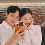Kim Ye-won Instagram - 체감으론 마치 첫공 같았던 리허설부터 첫공, 2공, 3공까지 뮤지컬의 첫주가 지나갔어요. 사랑하는 관객 여러분, 이보통의 예쁘고 찬란한 시작을 가득 채워 열어주셔서 감사합니다.🙏🏻 앞으로도 매 무대가 어렵고 떨리겠지만 이제 증발의 마음은 벗고(…🤭) 보다더 가깝고 설레는 마음으로 저희의 우주에서 여러분을 맞이할게요 :) 뮤지컬 끝까지 많이 사랑해주세요,🤍 *진짜 별빛나 이보통 파이팅! _ 저희가 매회 외치는 파이팅콜이에요. 여러분도 여러분의 우주에서 늘 파이팅을 외치는 오늘이 되시길 응원하겠습니다.👫🤍 어느 밤 그녀가 우주에서. 뮤지컬 #이토록보통의 Musical #Normal_like_this 👩🏻‍🚀🐋💫🤍