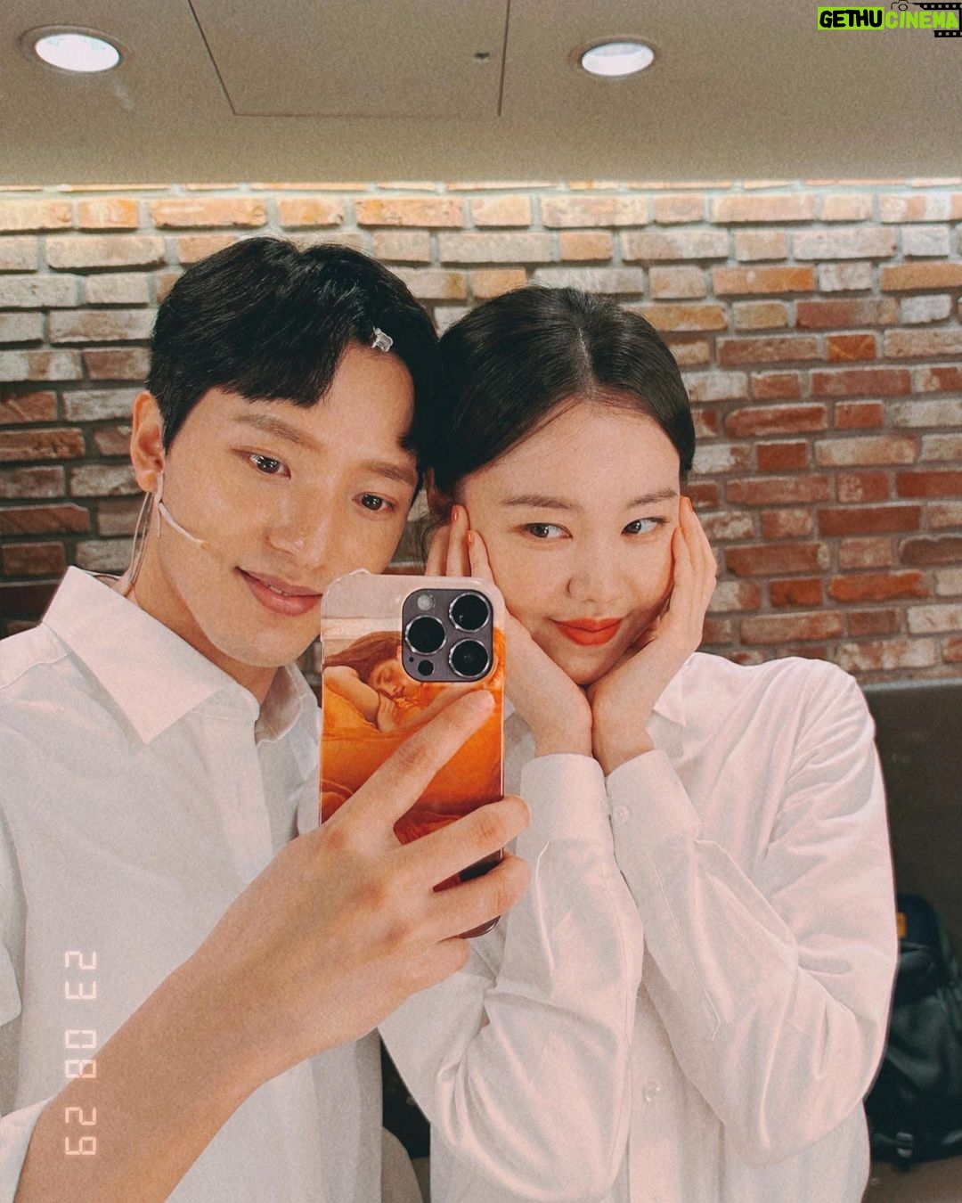 Kim Ye-won Instagram - 체감으론 마치 첫공 같았던 리허설부터 첫공, 2공, 3공까지 뮤지컬의 첫주가 지나갔어요. 사랑하는 관객 여러분, 이보통의 예쁘고 찬란한 시작을 가득 채워 열어주셔서 감사합니다.🙏🏻 앞으로도 매 무대가 어렵고 떨리겠지만 이제 증발의 마음은 벗고(…🤭) 보다더 가깝고 설레는 마음으로 저희의 우주에서 여러분을 맞이할게요 :) 뮤지컬 끝까지 많이 사랑해주세요,🤍 *진짜 별빛나 이보통 파이팅! _ 저희가 매회 외치는 파이팅콜이에요. 여러분도 여러분의 우주에서 늘 파이팅을 외치는 오늘이 되시길 응원하겠습니다.👫🤍 어느 밤 그녀가 우주에서. 뮤지컬 #이토록보통의 Musical #Normal_like_this 👩🏻🚀🐋💫🤍