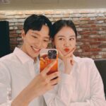 Kim Ye-won Instagram - 체감으론 마치 첫공 같았던 리허설부터 첫공, 2공, 3공까지 뮤지컬의 첫주가 지나갔어요. 사랑하는 관객 여러분, 이보통의 예쁘고 찬란한 시작을 가득 채워 열어주셔서 감사합니다.🙏🏻 앞으로도 매 무대가 어렵고 떨리겠지만 이제 증발의 마음은 벗고(…🤭) 보다더 가깝고 설레는 마음으로 저희의 우주에서 여러분을 맞이할게요 :) 뮤지컬 끝까지 많이 사랑해주세요,🤍 *진짜 별빛나 이보통 파이팅! _ 저희가 매회 외치는 파이팅콜이에요. 여러분도 여러분의 우주에서 늘 파이팅을 외치는 오늘이 되시길 응원하겠습니다.👫🤍 어느 밤 그녀가 우주에서. 뮤지컬 #이토록보통의 Musical #Normal_like_this 👩🏻‍🚀🐋💫🤍