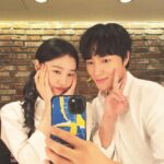 Kim Ye-won Instagram - 체감으론 마치 첫공 같았던 리허설부터 첫공, 2공, 3공까지 뮤지컬의 첫주가 지나갔어요. 사랑하는 관객 여러분, 이보통의 예쁘고 찬란한 시작을 가득 채워 열어주셔서 감사합니다.🙏🏻 앞으로도 매 무대가 어렵고 떨리겠지만 이제 증발의 마음은 벗고(…🤭) 보다더 가깝고 설레는 마음으로 저희의 우주에서 여러분을 맞이할게요 :) 뮤지컬 끝까지 많이 사랑해주세요,🤍 *진짜 별빛나 이보통 파이팅! _ 저희가 매회 외치는 파이팅콜이에요. 여러분도 여러분의 우주에서 늘 파이팅을 외치는 오늘이 되시길 응원하겠습니다.👫🤍 어느 밤 그녀가 우주에서. 뮤지컬 #이토록보통의 Musical #Normal_like_this 👩🏻‍🚀🐋💫🤍