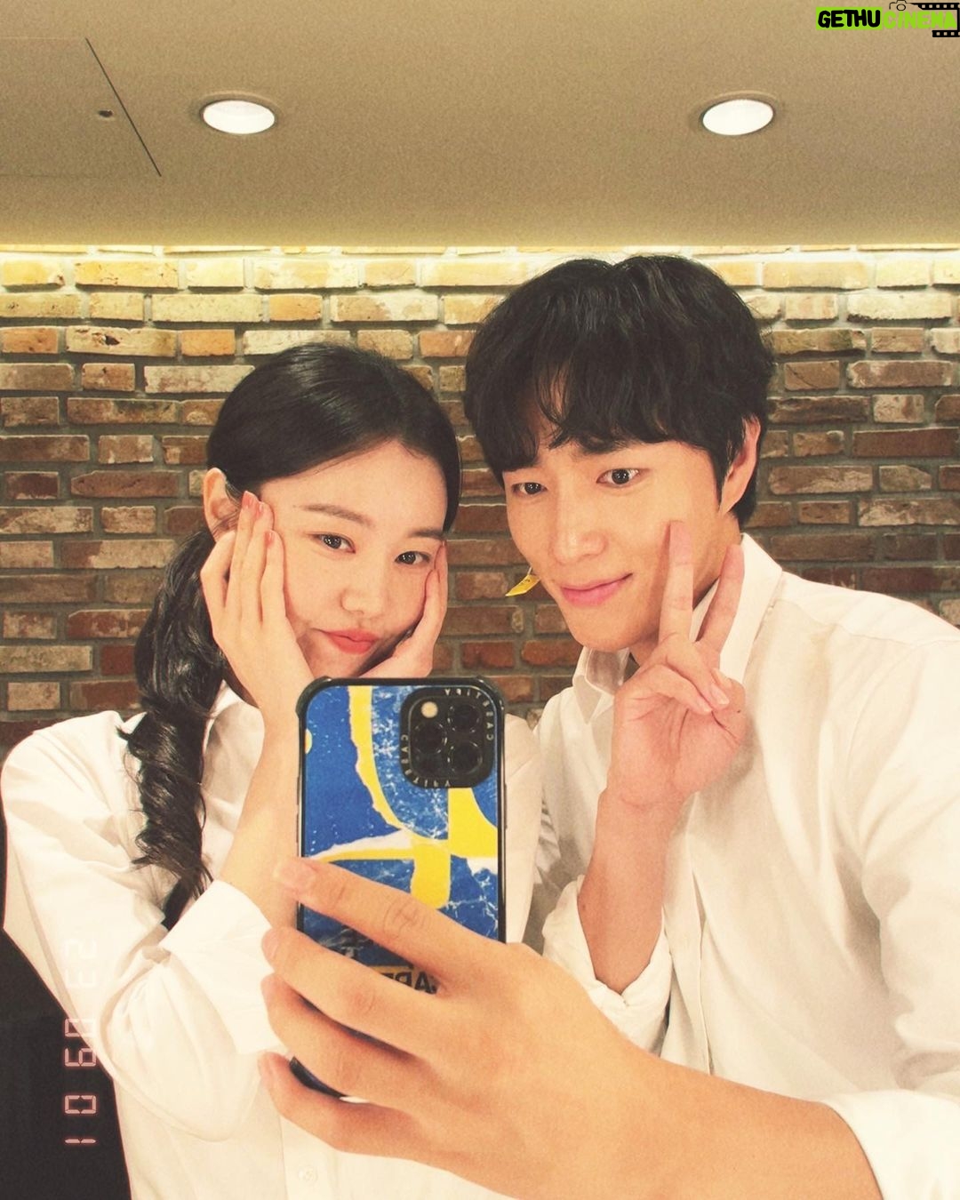 Kim Ye-won Instagram - 체감으론 마치 첫공 같았던 리허설부터 첫공, 2공, 3공까지 뮤지컬의 첫주가 지나갔어요. 사랑하는 관객 여러분, 이보통의 예쁘고 찬란한 시작을 가득 채워 열어주셔서 감사합니다.🙏🏻 앞으로도 매 무대가 어렵고 떨리겠지만 이제 증발의 마음은 벗고(…🤭) 보다더 가깝고 설레는 마음으로 저희의 우주에서 여러분을 맞이할게요 :) 뮤지컬 끝까지 많이 사랑해주세요,🤍 *진짜 별빛나 이보통 파이팅! _ 저희가 매회 외치는 파이팅콜이에요. 여러분도 여러분의 우주에서 늘 파이팅을 외치는 오늘이 되시길 응원하겠습니다.👫🤍 어느 밤 그녀가 우주에서. 뮤지컬 #이토록보통의 Musical #Normal_like_this 👩🏻🚀🐋💫🤍