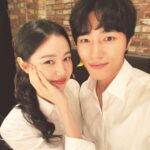Kim Ye-won Instagram - 체감으론 마치 첫공 같았던 리허설부터 첫공, 2공, 3공까지 뮤지컬의 첫주가 지나갔어요. 사랑하는 관객 여러분, 이보통의 예쁘고 찬란한 시작을 가득 채워 열어주셔서 감사합니다.🙏🏻 앞으로도 매 무대가 어렵고 떨리겠지만 이제 증발의 마음은 벗고(…🤭) 보다더 가깝고 설레는 마음으로 저희의 우주에서 여러분을 맞이할게요 :) 뮤지컬 끝까지 많이 사랑해주세요,🤍 *진짜 별빛나 이보통 파이팅! _ 저희가 매회 외치는 파이팅콜이에요. 여러분도 여러분의 우주에서 늘 파이팅을 외치는 오늘이 되시길 응원하겠습니다.👫🤍 어느 밤 그녀가 우주에서. 뮤지컬 #이토록보통의 Musical #Normal_like_this 👩🏻‍🚀🐋💫🤍