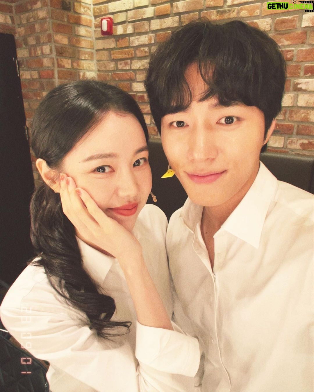 Kim Ye-won Instagram - 체감으론 마치 첫공 같았던 리허설부터 첫공, 2공, 3공까지 뮤지컬의 첫주가 지나갔어요. 사랑하는 관객 여러분, 이보통의 예쁘고 찬란한 시작을 가득 채워 열어주셔서 감사합니다.🙏🏻 앞으로도 매 무대가 어렵고 떨리겠지만 이제 증발의 마음은 벗고(…🤭) 보다더 가깝고 설레는 마음으로 저희의 우주에서 여러분을 맞이할게요 :) 뮤지컬 끝까지 많이 사랑해주세요,🤍 *진짜 별빛나 이보통 파이팅! _ 저희가 매회 외치는 파이팅콜이에요. 여러분도 여러분의 우주에서 늘 파이팅을 외치는 오늘이 되시길 응원하겠습니다.👫🤍 어느 밤 그녀가 우주에서. 뮤지컬 #이토록보통의 Musical #Normal_like_this 👩🏻🚀🐋💫🤍