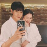 Kim Ye-won Instagram - 체감으론 마치 첫공 같았던 리허설부터 첫공, 2공, 3공까지 뮤지컬의 첫주가 지나갔어요. 사랑하는 관객 여러분, 이보통의 예쁘고 찬란한 시작을 가득 채워 열어주셔서 감사합니다.🙏🏻 앞으로도 매 무대가 어렵고 떨리겠지만 이제 증발의 마음은 벗고(…🤭) 보다더 가깝고 설레는 마음으로 저희의 우주에서 여러분을 맞이할게요 :) 뮤지컬 끝까지 많이 사랑해주세요,🤍 *진짜 별빛나 이보통 파이팅! _ 저희가 매회 외치는 파이팅콜이에요. 여러분도 여러분의 우주에서 늘 파이팅을 외치는 오늘이 되시길 응원하겠습니다.👫🤍 어느 밤 그녀가 우주에서. 뮤지컬 #이토록보통의 Musical #Normal_like_this 👩🏻‍🚀🐋💫🤍