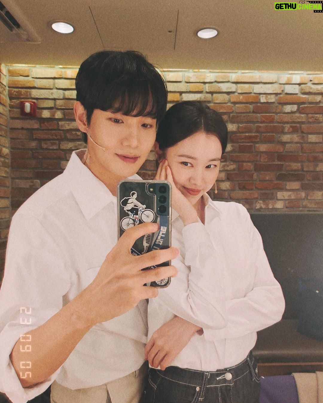 Kim Ye-won Instagram - 체감으론 마치 첫공 같았던 리허설부터 첫공, 2공, 3공까지 뮤지컬의 첫주가 지나갔어요. 사랑하는 관객 여러분, 이보통의 예쁘고 찬란한 시작을 가득 채워 열어주셔서 감사합니다.🙏🏻 앞으로도 매 무대가 어렵고 떨리겠지만 이제 증발의 마음은 벗고(…🤭) 보다더 가깝고 설레는 마음으로 저희의 우주에서 여러분을 맞이할게요 :) 뮤지컬 끝까지 많이 사랑해주세요,🤍 *진짜 별빛나 이보통 파이팅! _ 저희가 매회 외치는 파이팅콜이에요. 여러분도 여러분의 우주에서 늘 파이팅을 외치는 오늘이 되시길 응원하겠습니다.👫🤍 어느 밤 그녀가 우주에서. 뮤지컬 #이토록보통의 Musical #Normal_like_this 👩🏻🚀🐋💫🤍