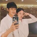 Kim Ye-won Instagram - 체감으론 마치 첫공 같았던 리허설부터 첫공, 2공, 3공까지 뮤지컬의 첫주가 지나갔어요. 사랑하는 관객 여러분, 이보통의 예쁘고 찬란한 시작을 가득 채워 열어주셔서 감사합니다.🙏🏻 앞으로도 매 무대가 어렵고 떨리겠지만 이제 증발의 마음은 벗고(…🤭) 보다더 가깝고 설레는 마음으로 저희의 우주에서 여러분을 맞이할게요 :) 뮤지컬 끝까지 많이 사랑해주세요,🤍 *진짜 별빛나 이보통 파이팅! _ 저희가 매회 외치는 파이팅콜이에요. 여러분도 여러분의 우주에서 늘 파이팅을 외치는 오늘이 되시길 응원하겠습니다.👫🤍 어느 밤 그녀가 우주에서. 뮤지컬 #이토록보통의 Musical #Normal_like_this 👩🏻‍🚀🐋💫🤍