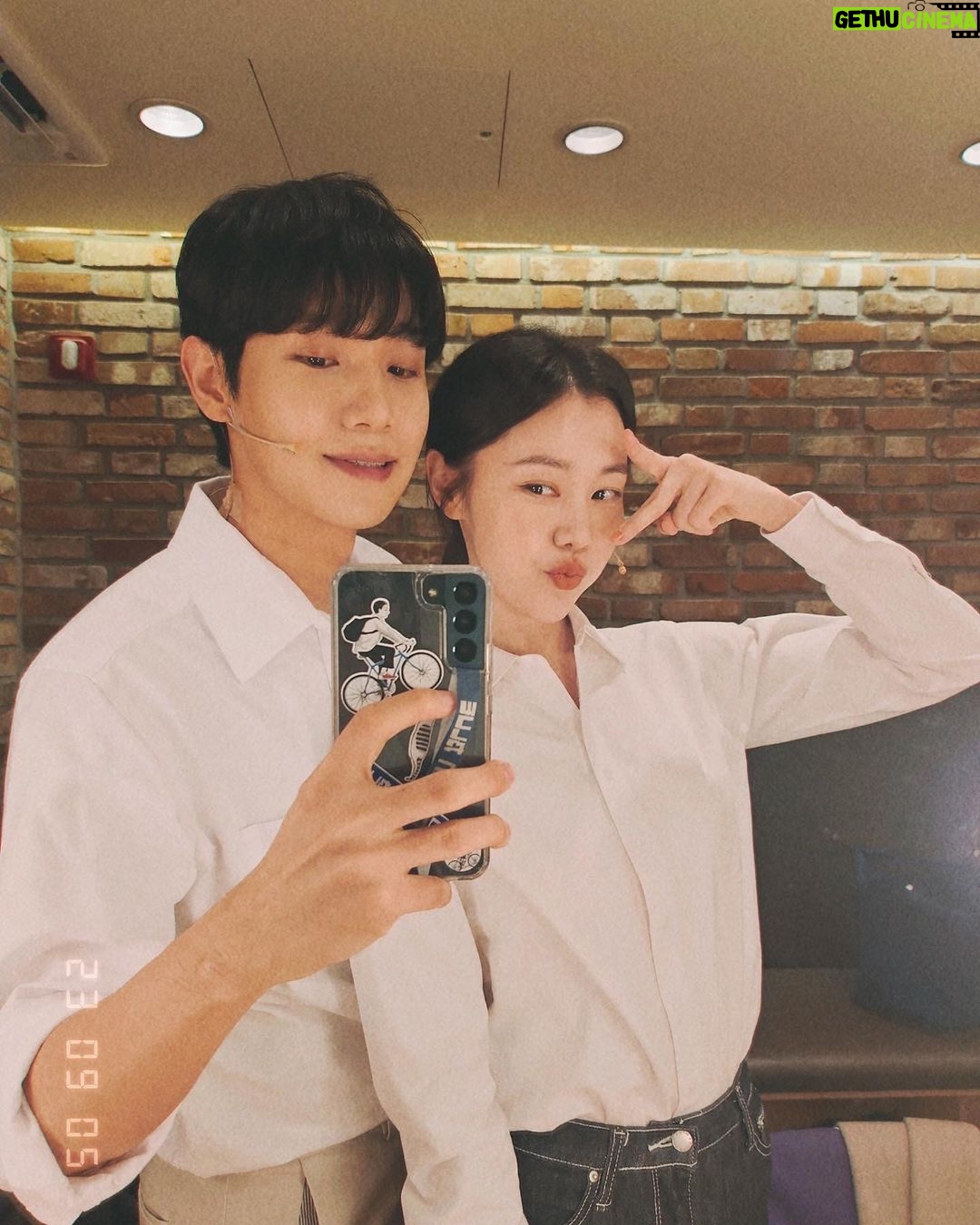 Kim Ye-won Instagram - 체감으론 마치 첫공 같았던 리허설부터 첫공, 2공, 3공까지 뮤지컬의 첫주가 지나갔어요. 사랑하는 관객 여러분, 이보통의 예쁘고 찬란한 시작을 가득 채워 열어주셔서 감사합니다.🙏🏻 앞으로도 매 무대가 어렵고 떨리겠지만 이제 증발의 마음은 벗고(…🤭) 보다더 가깝고 설레는 마음으로 저희의 우주에서 여러분을 맞이할게요 :) 뮤지컬 끝까지 많이 사랑해주세요,🤍 *진짜 별빛나 이보통 파이팅! _ 저희가 매회 외치는 파이팅콜이에요. 여러분도 여러분의 우주에서 늘 파이팅을 외치는 오늘이 되시길 응원하겠습니다.👫🤍 어느 밤 그녀가 우주에서. 뮤지컬 #이토록보통의 Musical #Normal_like_this 👩🏻🚀🐋💫🤍