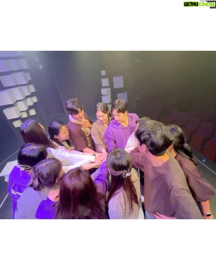 Kim Ye-won Instagram - 체감으론 마치 첫공 같았던 리허설부터 첫공, 2공, 3공까지 뮤지컬의 첫주가 지나갔어요. 사랑하는 관객 여러분, 이보통의 예쁘고 찬란한 시작을 가득 채워 열어주셔서 감사합니다.🙏🏻 앞으로도 매 무대가 어렵고 떨리겠지만 이제 증발의 마음은 벗고(…🤭) 보다더 가깝고 설레는 마음으로 저희의 우주에서 여러분을 맞이할게요 :) 뮤지컬 끝까지 많이 사랑해주세요,🤍 *진짜 별빛나 이보통 파이팅! _ 저희가 매회 외치는 파이팅콜이에요. 여러분도 여러분의 우주에서 늘 파이팅을 외치는 오늘이 되시길 응원하겠습니다.👫🤍 어느 밤 그녀가 우주에서. 뮤지컬 #이토록보통의 Musical #Normal_like_this 👩🏻🚀🐋💫🤍