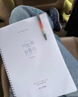 Kim Ye-won Instagram - 티켓이 열렸대요 글쎄.. 
나 어떡해🫢
꼭 봐주세요,
너무 예쁜 작품이거든요 :)🤍

뮤지컬 #이토록보통의 #예원제이
musical _ normal like this

👩🏻‍🚀🐋💫