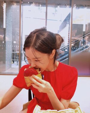 Kim Ye-won Instagram - 커피와 버거 with 예쁜💃🏻♥️