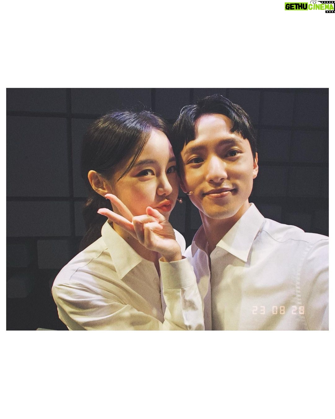 Kim Ye-won Instagram - 체감으론 마치 첫공 같았던 리허설부터 첫공, 2공, 3공까지 뮤지컬의 첫주가 지나갔어요. 사랑하는 관객 여러분, 이보통의 예쁘고 찬란한 시작을 가득 채워 열어주셔서 감사합니다.🙏🏻 앞으로도 매 무대가 어렵고 떨리겠지만 이제 증발의 마음은 벗고(…🤭) 보다더 가깝고 설레는 마음으로 저희의 우주에서 여러분을 맞이할게요 :) 뮤지컬 끝까지 많이 사랑해주세요,🤍 *진짜 별빛나 이보통 파이팅! _ 저희가 매회 외치는 파이팅콜이에요. 여러분도 여러분의 우주에서 늘 파이팅을 외치는 오늘이 되시길 응원하겠습니다.👫🤍 어느 밤 그녀가 우주에서. 뮤지컬 #이토록보통의 Musical #Normal_like_this 👩🏻🚀🐋💫🤍