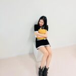 Kim Ye-won Instagram - 🧸🖤 예쁜 내 바냐와 귀요운 곰돌과 :)🫰🏻 또 왜그렇케 매력적인 톤? 👀