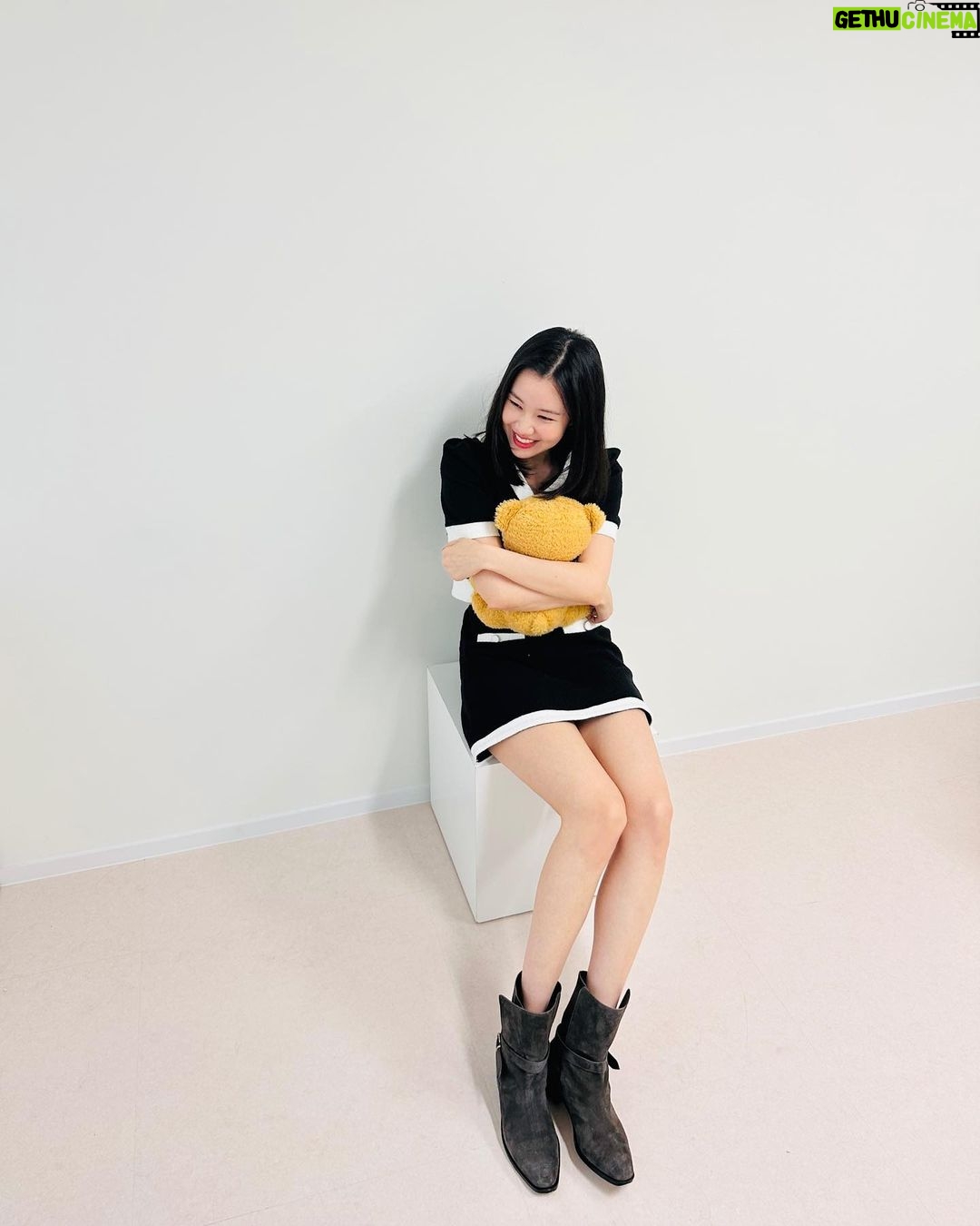 Kim Ye-won - 9.5K Likes - 🧸🖤
예쁜 내 바냐와 귀요운 곰돌과 :)🫰🏻
또 왜그렇케 매력적인 톤? 👀
