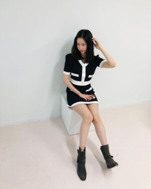 Kim Ye-won Instagram - 🧸🖤

예쁜 내 바냐와 귀요운 곰돌과 :)🫰🏻
또 왜그렇케 매력적인 톤? 👀