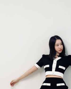 Kim Ye-won Instagram - 🧸🖤

예쁜 내 바냐와 귀요운 곰돌과 :)🫰🏻
또 왜그렇케 매력적인 톤? 👀