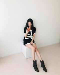 Kim Ye-won Instagram - 🧸🖤 예쁜 내 바냐와 귀요운 곰돌과 :)🫰🏻 또 왜그렇케 매력적인 톤? 👀