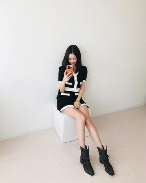Kim Ye-won Instagram - 🧸🖤

예쁜 내 바냐와 귀요운 곰돌과 :)🫰🏻
또 왜그렇케 매력적인 톤? 👀