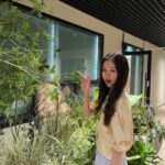 Kim Ye-won Instagram - random comet in yellow 2 :)☄️🤍