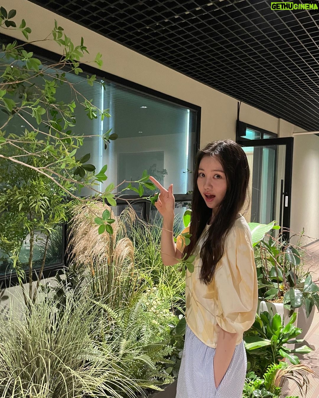 Kim Ye-won Instagram - random comet in yellow 2 :)☄️🤍