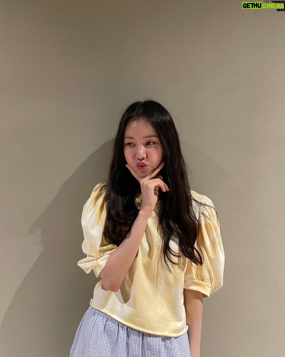 Kim Ye-won Instagram - random comet in yellow 2 :)☄️🤍