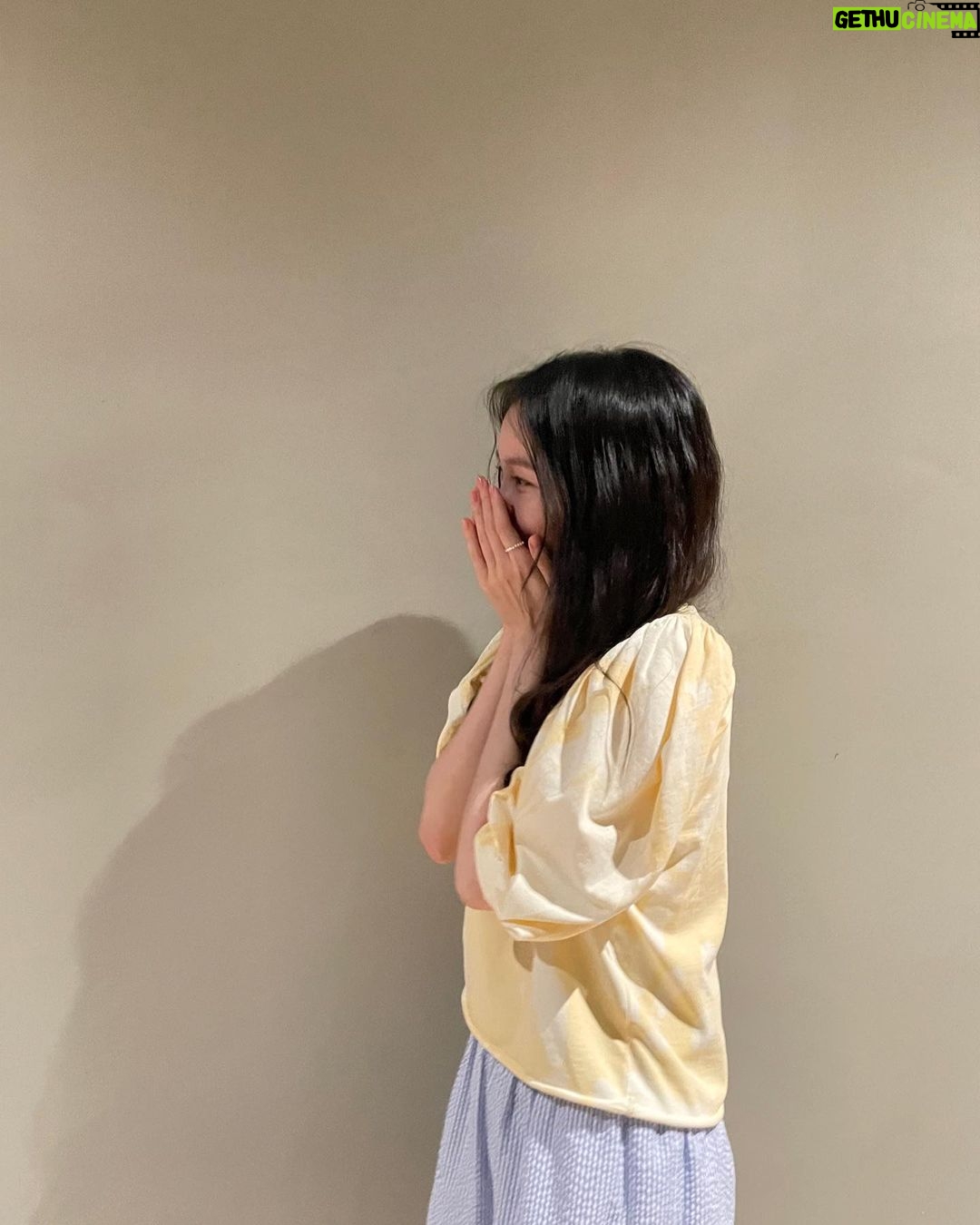 Kim Ye-won Instagram - random comet in yellow 2 :)☄️🤍
