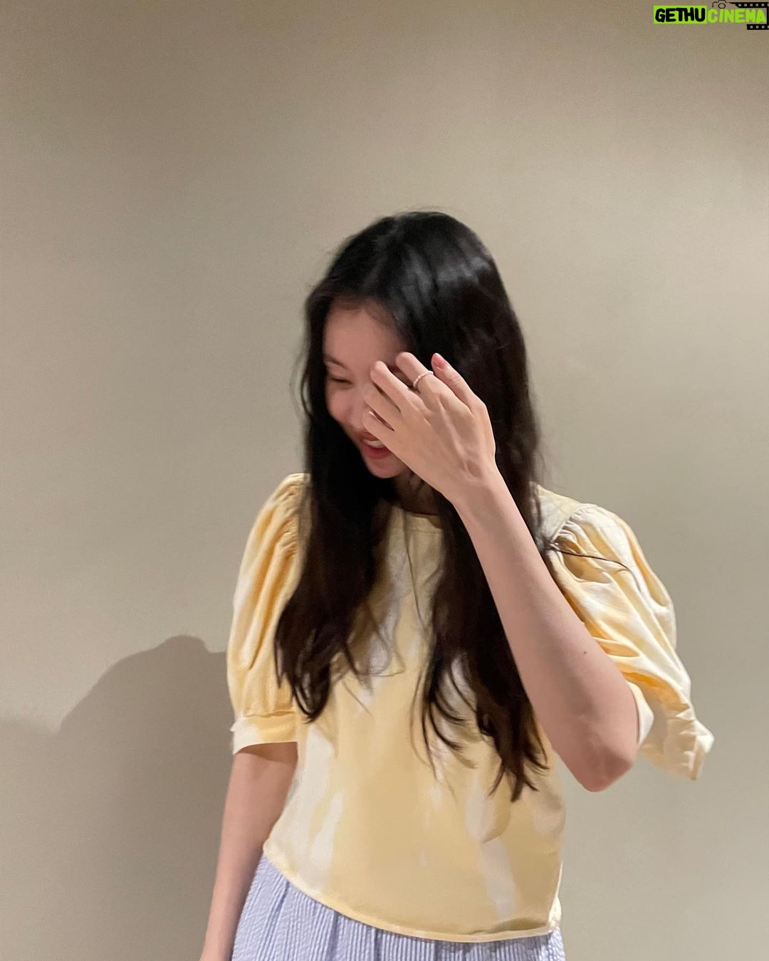 Kim Ye-won Instagram - random comet in yellow 2 :)☄️🤍