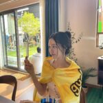 Kim Ye-won Instagram - random comet in yellow 2 :)☄️🤍