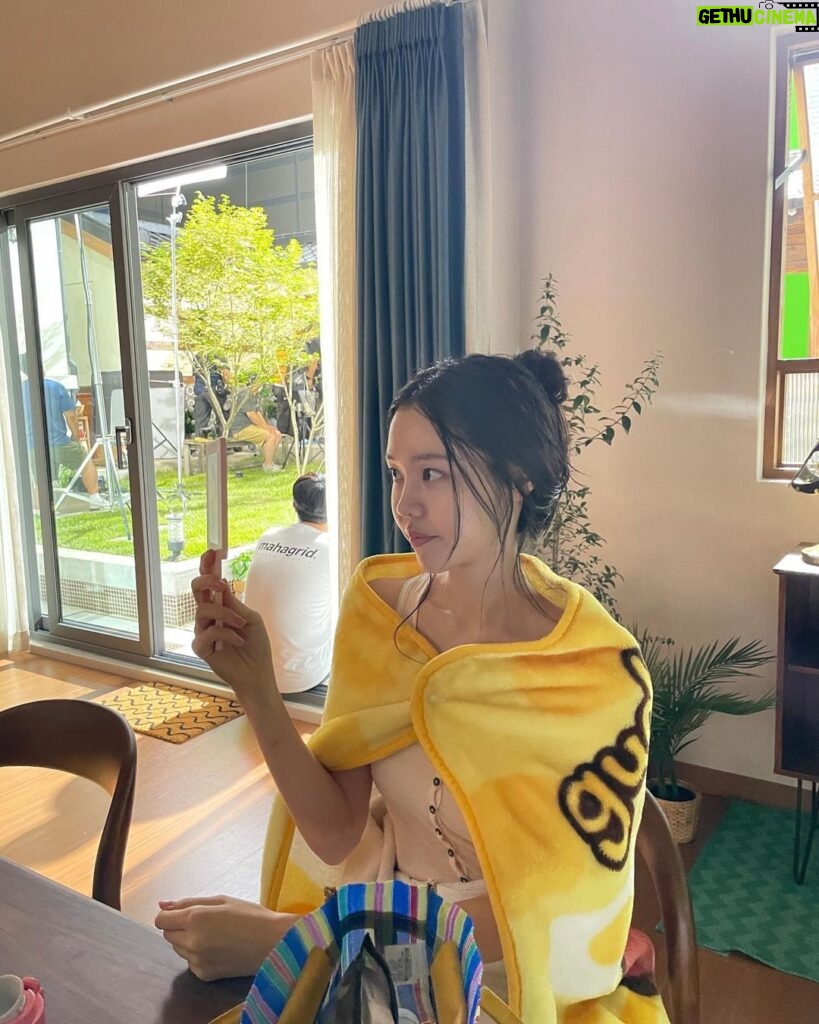 Kim Ye-won Instagram - random comet in yellow 2 :)☄️🤍