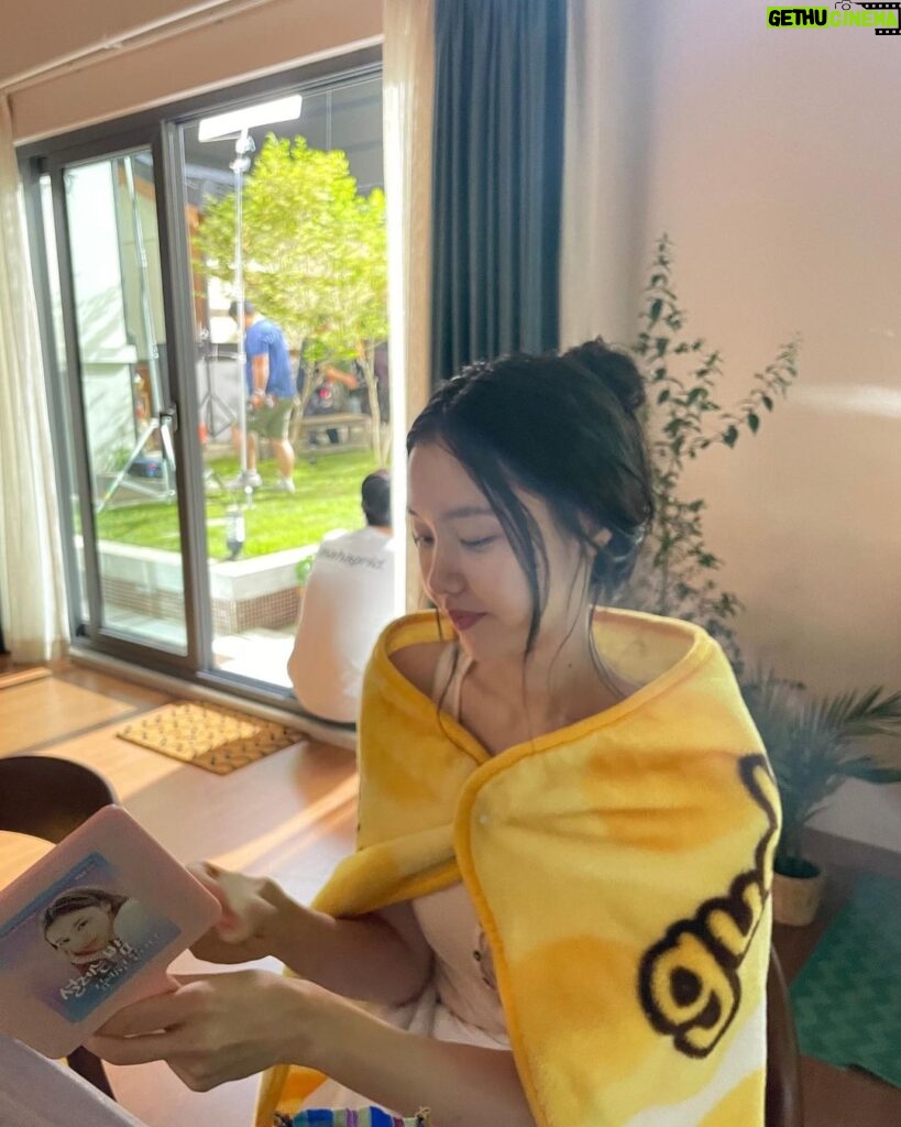 Kim Ye-won Instagram - random comet in yellow 2 :)☄️🤍