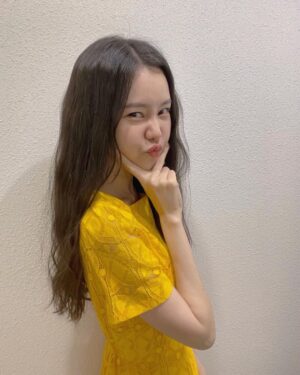 Kim Ye-won Instagram - random comet in yellow :)🌼 ☄️🤍