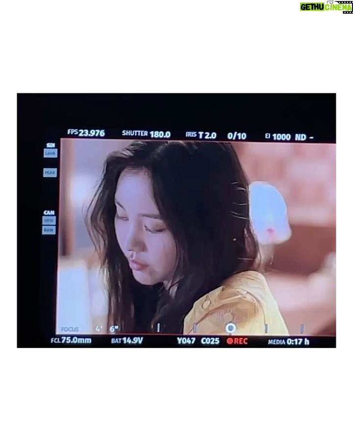 Kim Ye-won Instagram - random comet in yellow :)🌼 ☄️🤍