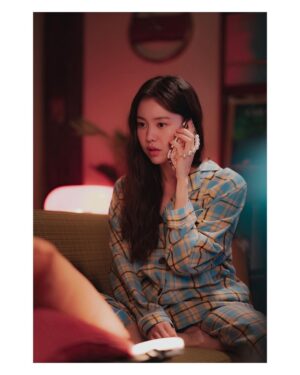 Kim Ye-won Instagram - random comet in yellow :)🌼 ☄️🤍