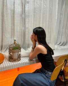 Kim Ye-won Instagram - 오늘의 실타래는 어디를 향해 풀려갈까요 ? 🧶💜 지금 티빙으로 얼른 와주세요 여러분! :) 오늘 상상 그이상이래요…,🫢 #티빙오리지널 #환승연애3 🫶🏻 @tving.official ✨