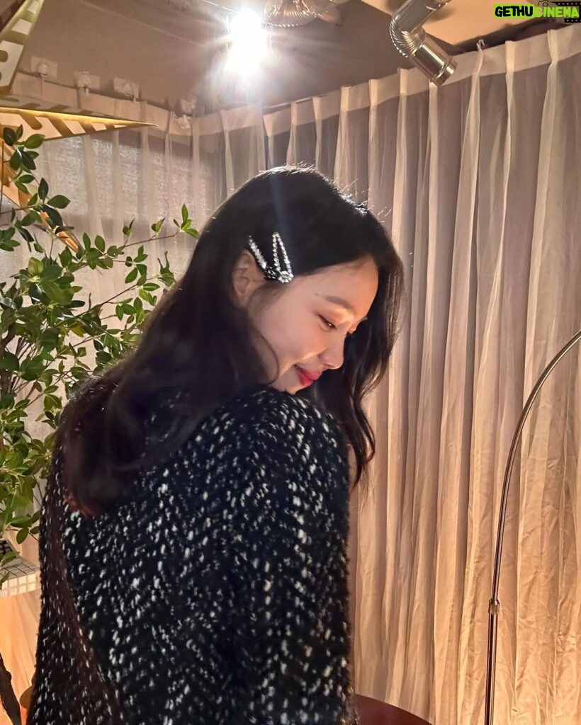 Kim Ye-won Instagram - 4회가 왔습니다👨‍👧🧶 오늘은 새롭고 즐거운 데이트의 날이에요 :) 꺄- 💜 지금 티빙으로 와주세요 여러분! 🏃🏻‍♀ #티빙오리지널 #환승연애3 🫶🏻 @tving.official ✨