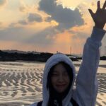 Kim Yi-kyeong Instagram – 요즘 해지는 시간이 제일 좋드라구요 👋🏻