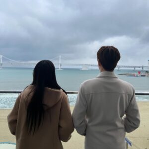 Kim Yi-kyeong Instagram - ⠀
잊지 못할 순간들
소중한 시간
감독님과 모든 스태프분들께 너무 감사드립니다,,,🫶🏻
행복했습니다 🩷
#오늘도사랑스럽개 #agooddaytobeadog