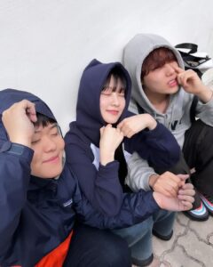 Kim Yi-kyeong Instagram - ’율지서‘ 포에버 forever !!! 🦊🐱🐶 #오늘도사랑스럽개 #agooddaytobeadog #mbc #netflix #wavve