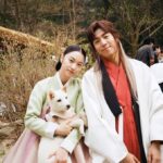 Kim Yi-kyeong Instagram - 초영과 산신. 그리고 카메라 뒤에서 힘써주신 우리 오사개팀 🫶🏻 #오늘도사랑스럽개 #agooddaytobeadog
