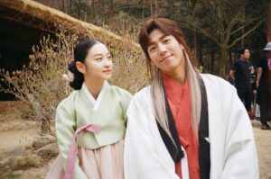 Kim Yi-kyeong Instagram - 초영과 산신. 그리고 카메라 뒤에서 힘써주신 우리 오사개팀 🫶🏻 #오늘도사랑스럽개 #agooddaytobeadog