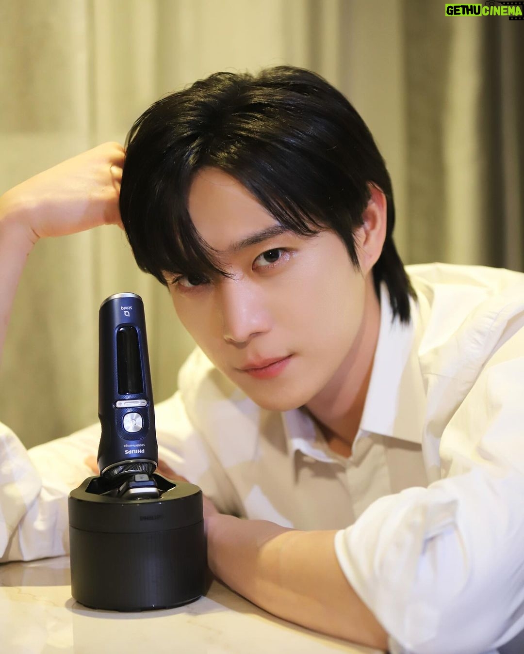 Kim Young-dae Instagram - 필립스 프레스티지 면도기! 연말 선물로 추천🥰 #크리스마스선물 #연말선물 #필립스 #Philips #필립스프레스티지 #SkinIQ9000프레스티지 #광고