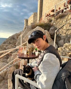 Kim Young-dae Instagram - 🐱🥰