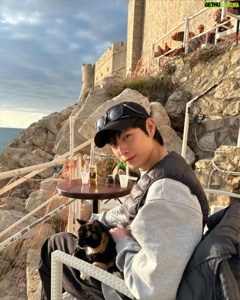Kim Young-dae Instagram - 🐱🥰