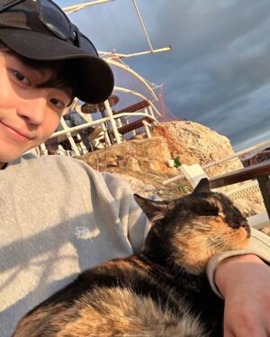 Kim Young-dae Instagram - 🐱🥰