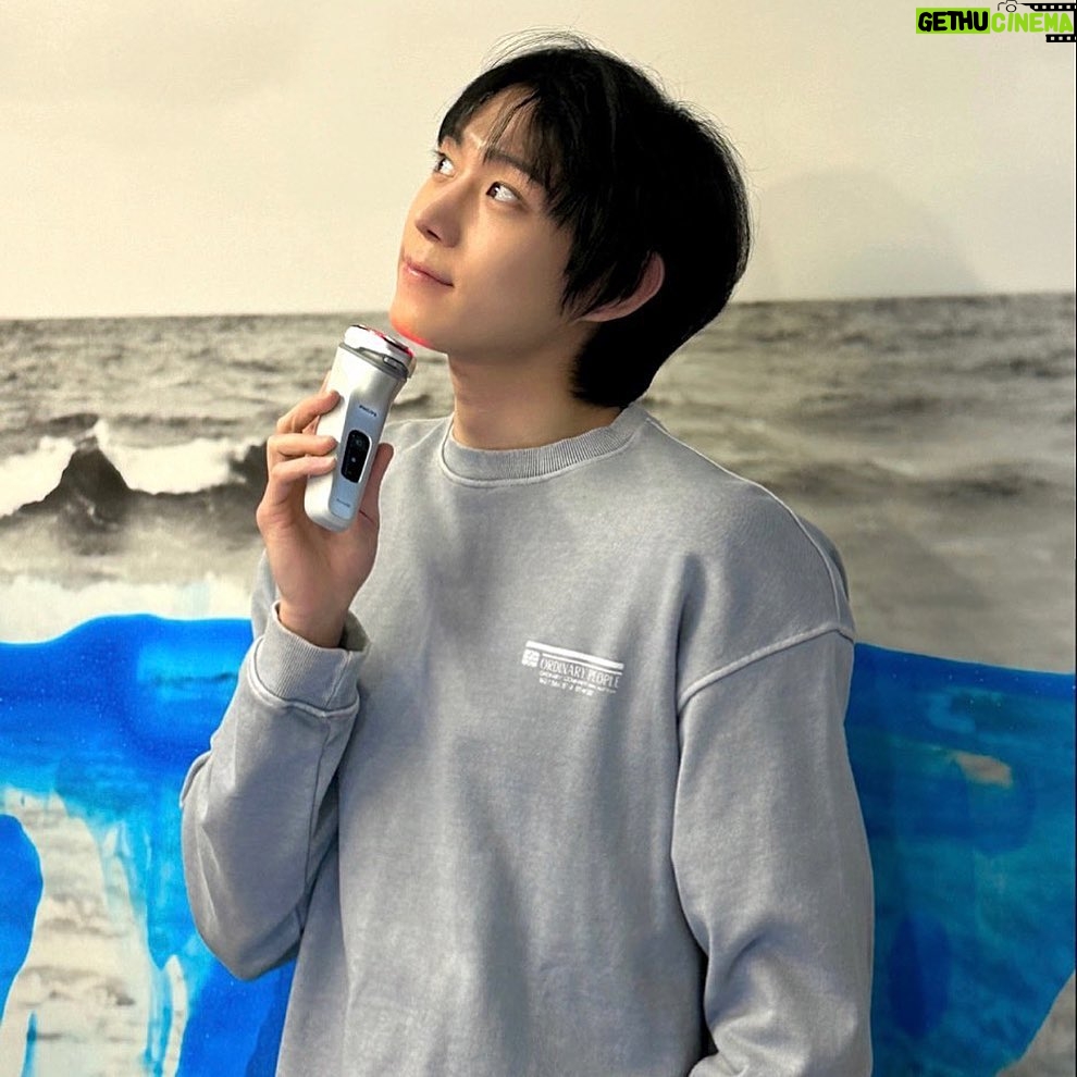 Kim Young-dae Instagram - 면도기에 LED 조합🤩 #philips #필립스 #필립스전기면도기 #필립스면도기 #SkinLED #필립스LED4500 #광고